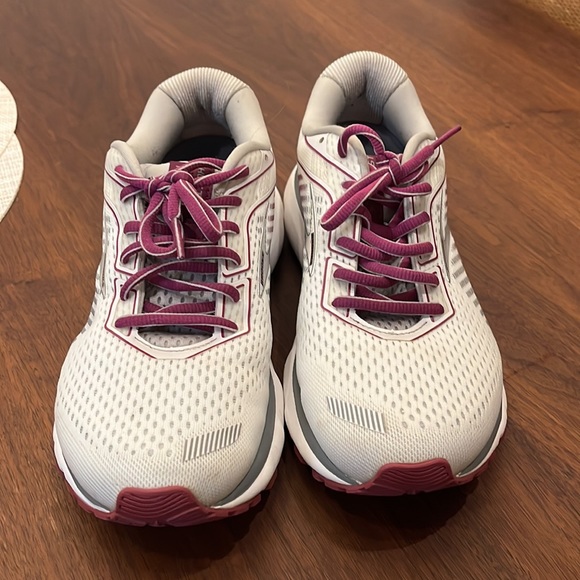 Brooks white and purple ghost 12 size 8.5 - Picture 2 of 6